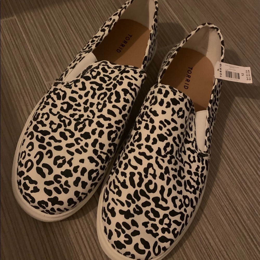 Torrid 12WW Slip on sneaker white leopard print